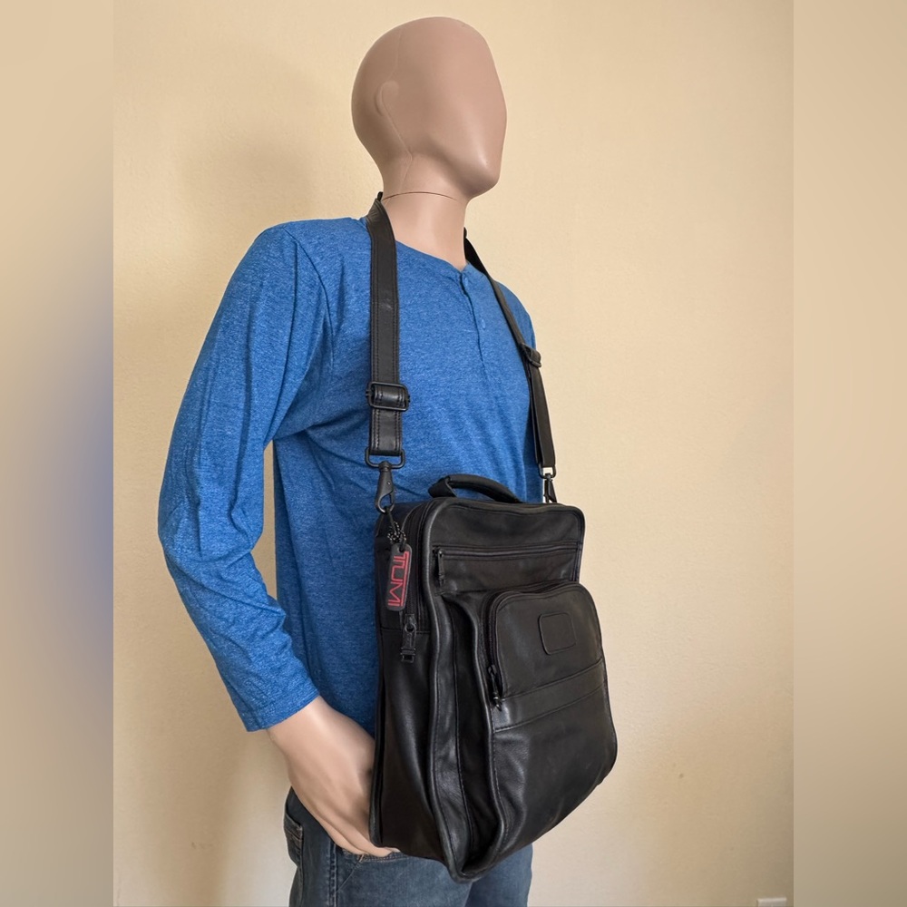 Tumi Black Leather Travel Bag – Luxury Vintage Style, Crossbody & Top Handle EUC